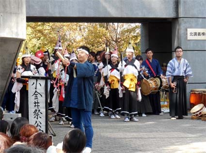 和太鼓サークル「結」の公演、ステージでなく広場なので身近に見られます