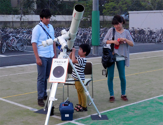学生の方の見守る中、自分で望遠鏡を扱っています