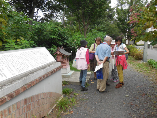 小金井橋の水神社前、手前に古い煉瓦造りの小金井橋の一部が記念に残されています