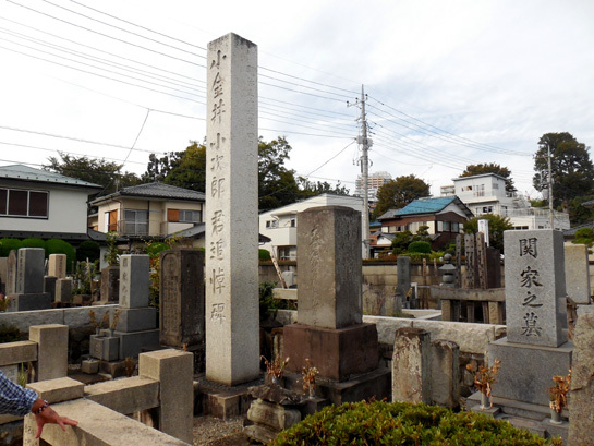 小金井小次郎の墓、墓碑銘は旧幕臣山岡鉄舟の筆によるものだそうです
